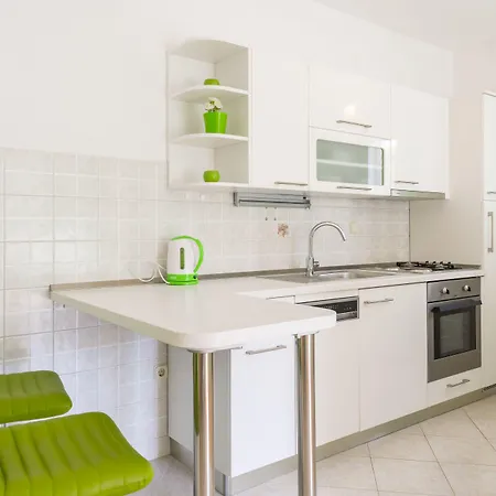 Nikolina Apartment *