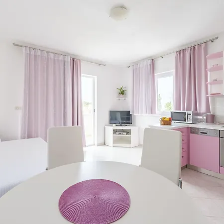 Nikolina Apartment *