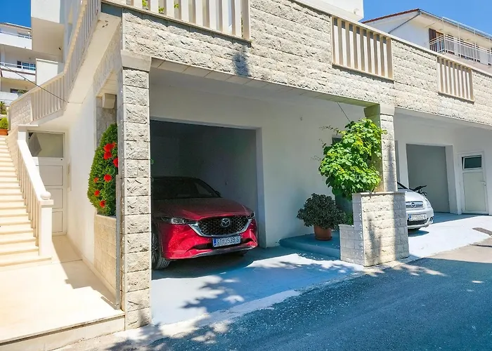 Nikolina Apartment *